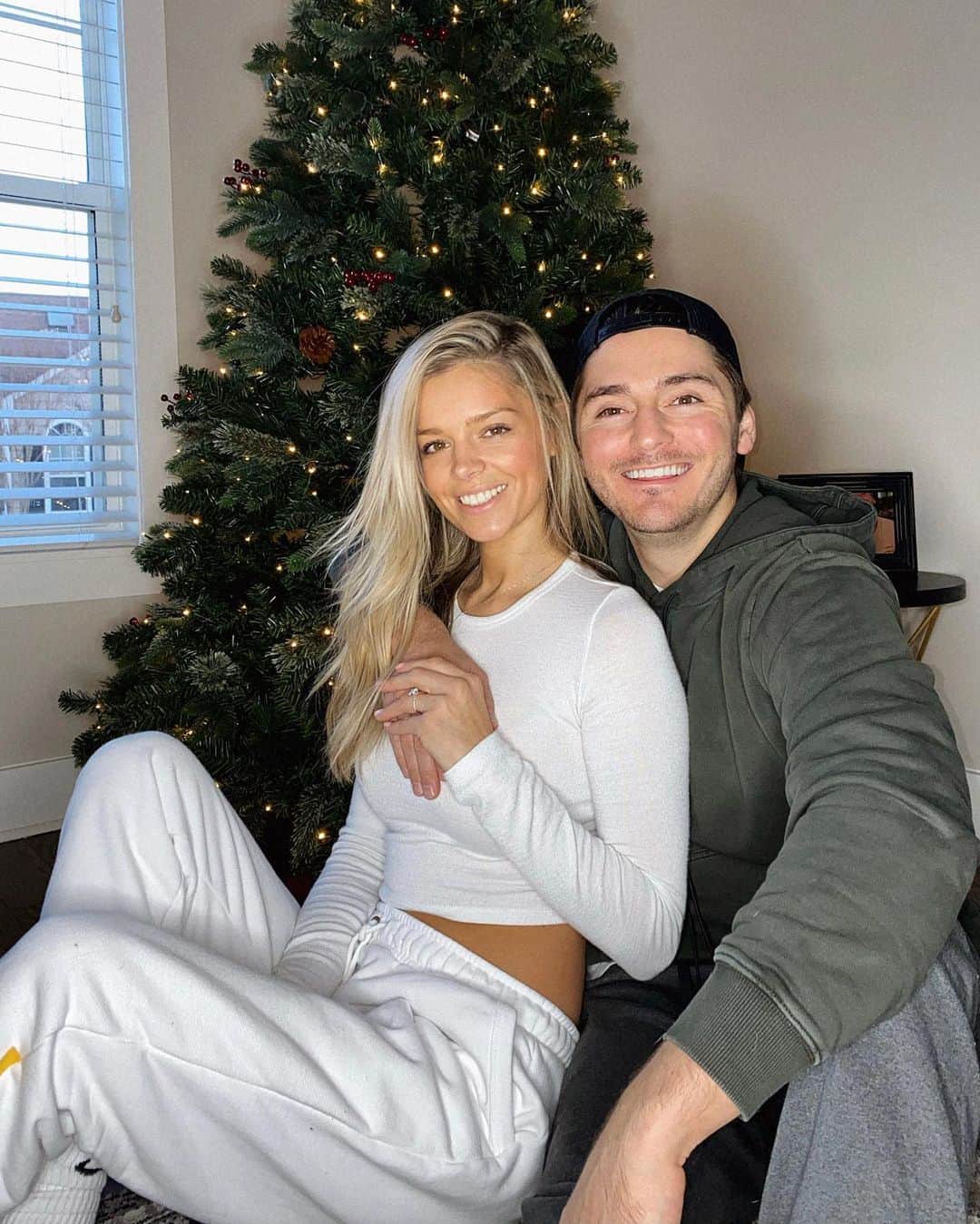 ダニエル・クヌッドソンのインスタグラム：「Happy Holidays ♥️Wishing everyone a safe and healthy holiday season 🥰🙏🏼  Swipe to see .... our sweet boy Benny 😂」