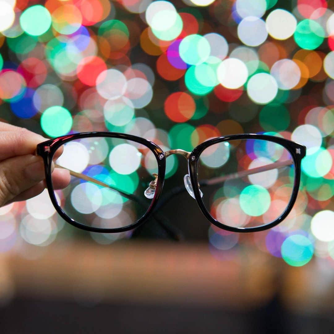JINSのインスタグラム：「🎄⛄  Happy Holidays!   TAG us if you got a pair of JINS glasses this holiday season. We can't wait to see everyone's gifts this year. Wishing our JINS family a warm, safe, and happy holidays.」
