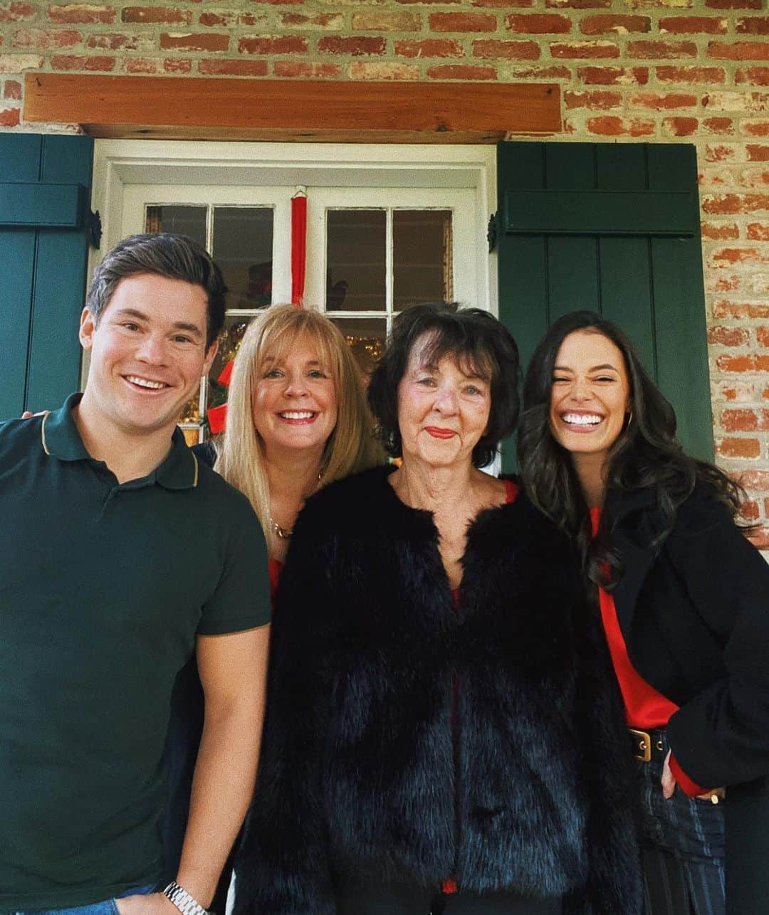 クロエ・ブリッジスのインスタグラム：「Just the four of us this year so we did our best with the self-timer 🤷🏽‍♀️ I know it’s been a nuts year with so much loss but I hope your Christmas was as merry as it could be.  Sending you all the love!!」