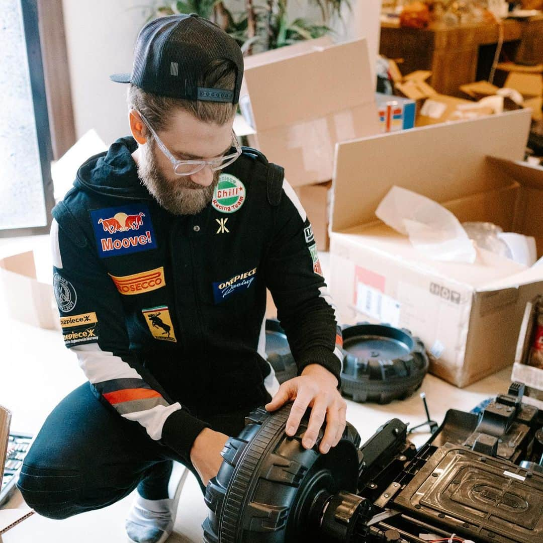 ブライス・ハーパーのインスタグラム：「Merry Christmas!! Just helping Santa and the elves a little bit! Major props to all the parents who took out the tool chest this Christmas. First timer over here! Me and mama were Krew’s pit crew this year. Lol!🎄🎅🏼」