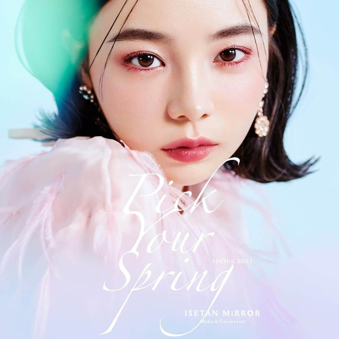 ISETAN MiRRORさんのインスタグラム写真 - (ISETAN MiRRORInstagram)「ISETAN MiRROR 2021 SPRING ﻿ TREND MAKE UP﻿ ﻿ 【Pick Your Spring】﻿ ﻿ 2020年12月26(土)～﻿ ﻿ ﻿ 各シーズン毎にイセタン ミラーがご提案するトレンドメイクルック。﻿ 今季のポイントは、﻿ ・プラムカラー×グリッター﻿ ・まつげ感﻿ ・ほんのり華やぐ血色感﻿ ﻿ マスクと共に迎えるこの春も、目元や頬から﻿ 華やかでいてほんのりと柔らかい春の装いを演出します。﻿ ﻿ 幅広いブランド・アイテム・色の中から﻿ 「春を選び、そして新しい自分に出会う」。﻿ そんな体験をしていただけようなトレンドメイクをお一人おひとりにあわせてスタイリストがご提案いたします！﻿ ﻿ ﻿ ■EYE■﻿ 上瞼の左右から中央に向かってプラムカラーをのせ、中心を空け、空いた中心部分に華やかなグリッターをオン。﻿ 下瞼にもカラーが出るようにやや強めにのせることでより印象的な目元に。﻿ ﻿ 関連アイテム﻿ ＜GIVENCHEY＞ル・ヌフ・ジバンシイ　NO.06 8,360円(税込)　1月3日(日)数量限定発売﻿ ＜ADDICTION＞アディクション　ザ アイシャドウ  101P.102M　各2,200円(税込)　1月8日(金)数量限定発売﻿ ＜ADDICTION＞アディクション　ザ リキッドアイシャドウ ウルトラスパークル 004  2,750円(税込)﻿ ＜THREE＞アドバンスドアイデンティティ ブラウシェーピングデュオ 04　4,180円(税込)　1月13日(水)発売﻿ ＜THREE＞アートエクスプレッショニストマスカラ　 04　4,400円(税込)　1月13日(水)発売﻿ ﻿ ﻿ ■CHEEK■﻿ 高い位置にチーク・ハイライトをいれることで、マスク越しでもほんのりとした血色感と柔らかい肌印象へ。﻿ ﻿ 関連アイテム﻿ ＜LUNASOL＞カラーリングシアーチークス(グロウ) 02　2,750円(税込)　1月22日(金)発売﻿ ﻿ ﻿ ■LIP■﻿ マットタイプのリップで、中心から外側に向けてグラデーションをかけ最後に輪郭もほわっとぼかし軽やかに。﻿ ﻿ 関連アイテム﻿ ＜NARS＞エアーマット リップカラー　3,850円(税込)﻿ ﻿ ﻿ ※数量限定発売商品については、なくなり次第終了となります。予めご了承ください。  ﻿  イセタン ミラー @isetanmirror﻿ ﻿ model @hikarieee﻿ ﻿ make up @hirayama_tatsumi﻿ hair @kimuraippei﻿ ﻿ costume cooperation @emiliopucci  エミリオ•プッチ ジャパン  ﻿ #isetanmirror #イセタンミラー﻿ #2021spring #2021春 #trendmakeup #春メイク﻿ #pickyourspring #ピックユアスプリング﻿ #プラムカラー #血色感 #まつげ感﻿ #グリッター #グリッターアイシャドウ ﻿ #マスクメイク #マスク映え﻿ #cosme #コスメ #コスメティクス #化粧品﻿ #EmilioPucci #エミリオプッチ  #make #makeup #メイク #メイクアップ﻿ #コスメ好きさんと繋がりたい　#メイク好きさんと繋がりたい」12月26日 11時00分 - isetanmirror