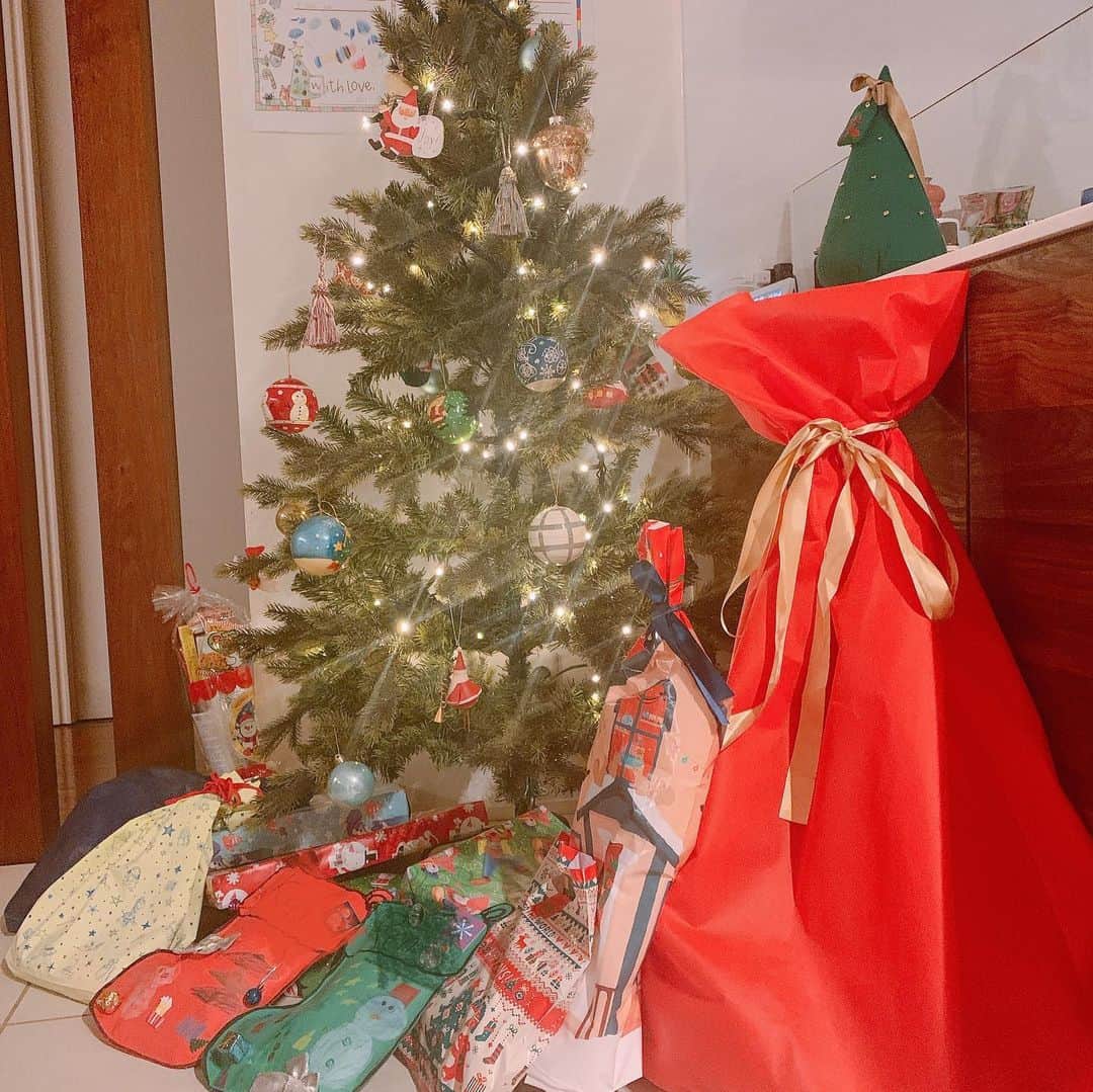 佐藤弥生のインスタグラム：「メリークリスマス🎅 我が家にもサンタクロースは来てくれました❤️ 私にも来るかな。。。待ってるんだけどな。。。 #2020クリスマス#メリークリスマス#クリスマスプレゼント#長男はポケモン#次男は仮面ライダーセイバー」