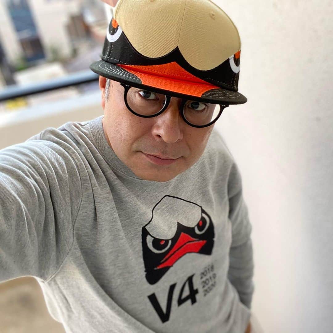 栗田善太郎のインスタグラム：「NEW ERAのCAPに合わせた、ホークスV4デザイントレーナー！ オールドスクールを知るアツいファンにオススメ！！ トレーナーは旧友がデザインと販売してます！お馴染みP&M 福岡の皆様！良かったら買うて下さいな！  @s_kikutake  #吉祥寺 #Tシャツ #smalldesign #jijit #souvenirkichijoji #ホークスv4  #ホークス四連覇」