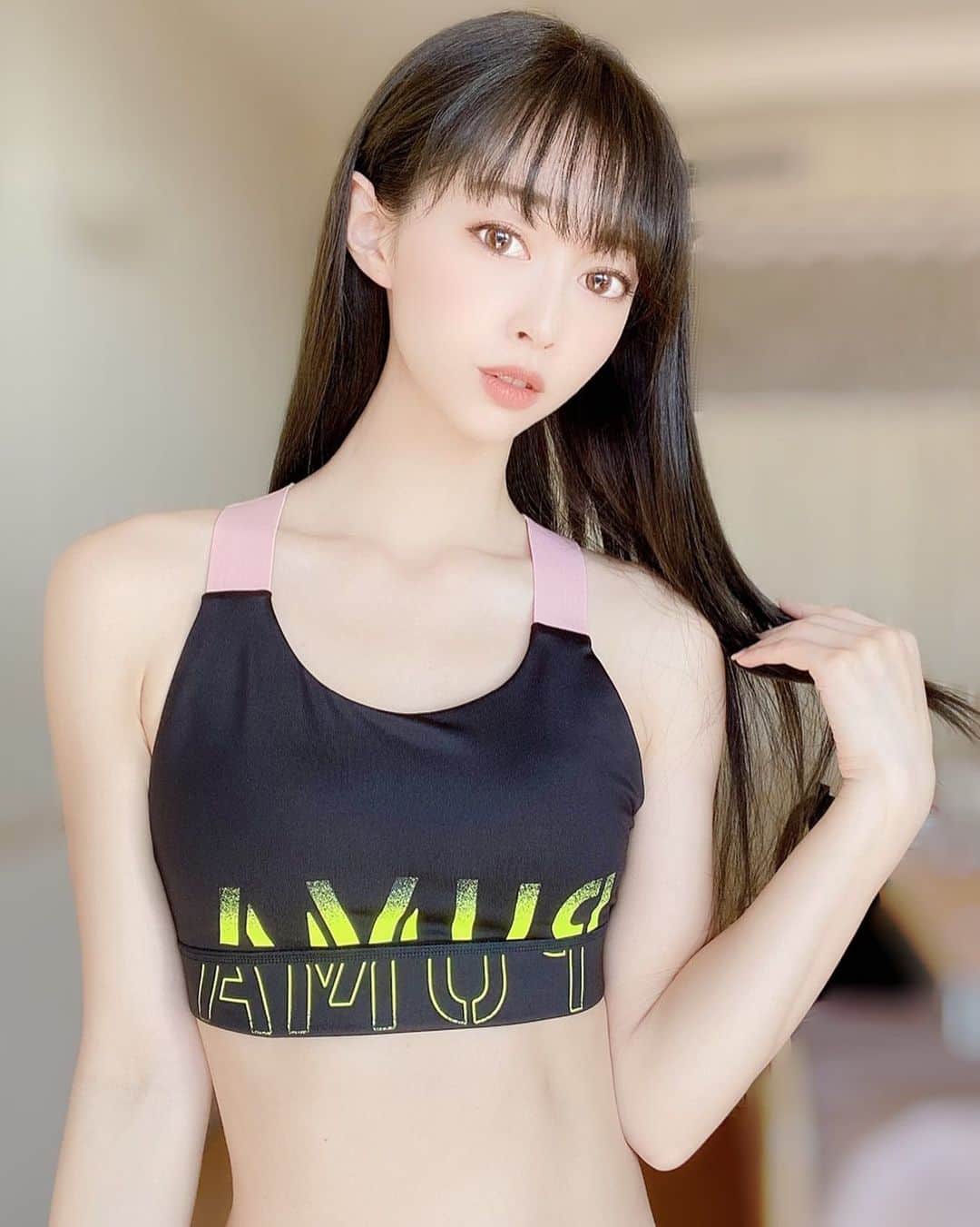 のインスタグラム：「. . . . おはよう💛 . . . #puma #pumawomen #プーマ #プーマ女子 #ブラトップ #ブラトップキャミ #パステルピンク #ポニーテール #ウエスト痩せ #くびれ作り #くびれ #スレンダー #slender #sexyline #ミミピンクトパーズ #カラコン #色素薄い系メイク #色素薄い系カラコン #ショートパンツ #training #腹筋女子 #トレーニング女子 #クオルラボ」