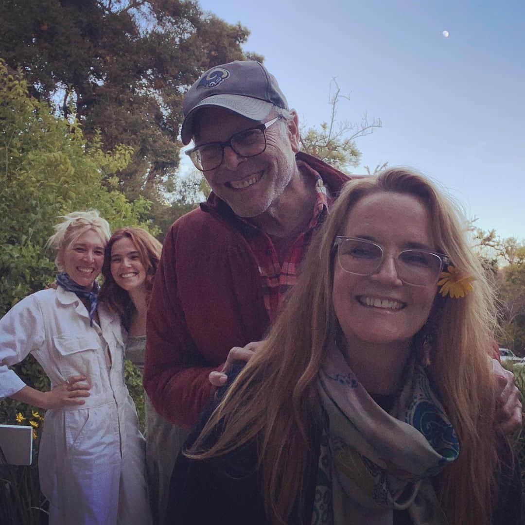 リー・トンプソンのインスタグラム：「We wish you a merry Christmas and a happy healthy holiday!  I love my family.  And miss the big gatherings but #2021 is coming soon! Love to each and every one of you. And yes my daughters pranked me in the second photo.」