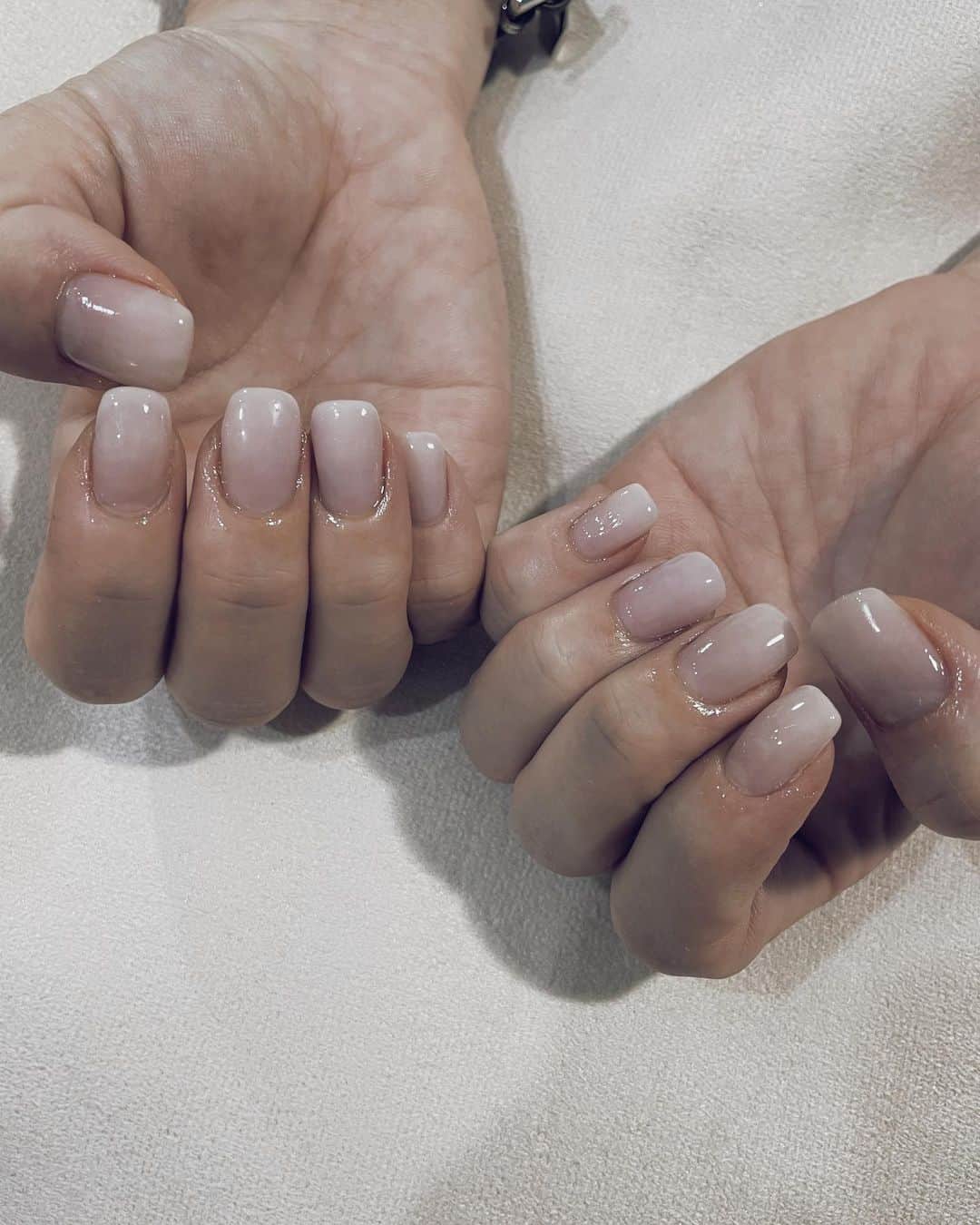 藤田敦子のインスタグラム：「ㅤ 手も足も桜貝のような色に💓 しっかり密着するジェルだから 完全にオフせず1層残せる。 いやはや、ねーろさんのおかげで 爪が薄くならずジェルネイルできることに 感謝しておりまする🙏 ㅤ この投稿を見た方限定で、新規ネイルが40%オフ💅 ご予約時は、わたしのインスタを見たと お伝えください🙏」