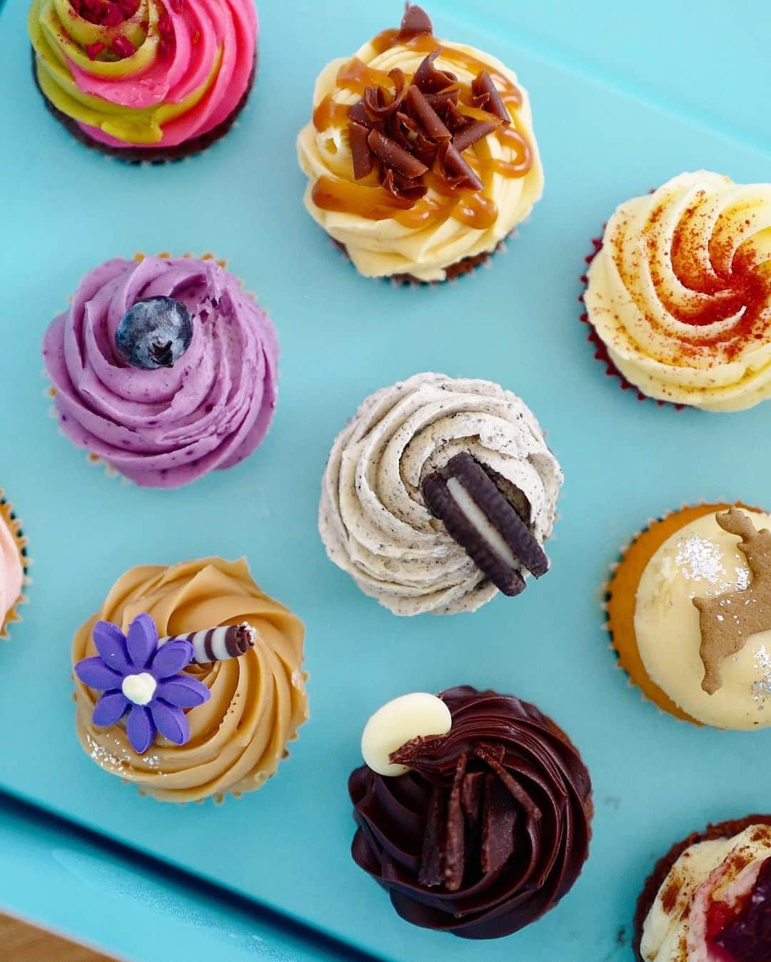 藤井聖子さんのインスタグラム写真 - (藤井聖子Instagram)「#lolascupcakes 🧁 ・ ここのカップケーキが美味しいよと教えてもらったLOLA'S cupcake。 可愛くて、ほどよい甘さのカラフルなカップケーキに 思わず2個目3個目って手が伸びてしまう…危険‼︎ 子供達の喜ぶ顔が見れました🧸  ・ #カップケーキ #手土産  #手土産リスト #手土産スイーツ」12月26日 11時15分 - seiko_fujii