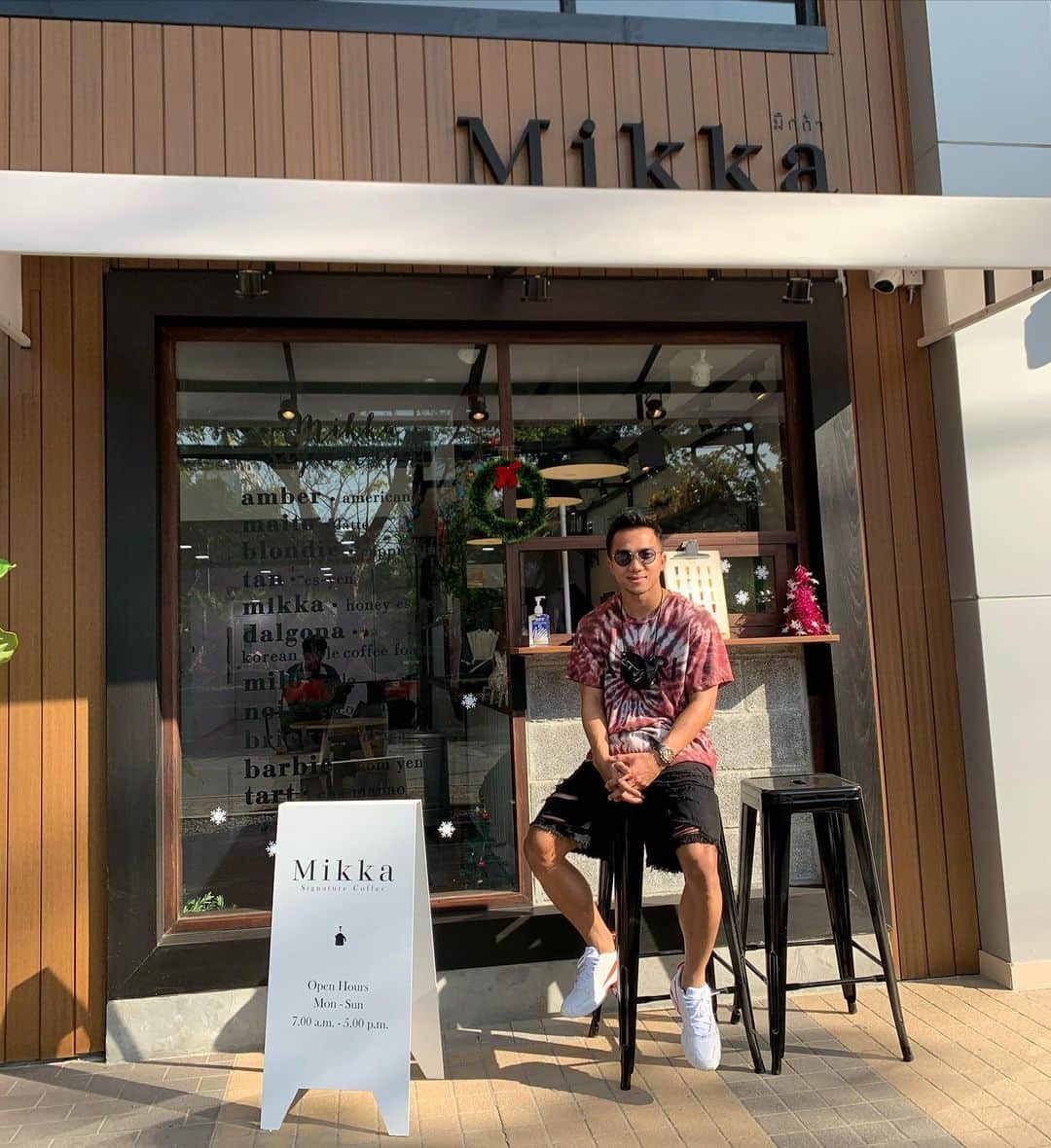 チャナティプ・ソングラシンのインスタグラム：「@cafemikka_lumpinipark  เช้าๆมาดื่มกาแฟกันมั้ย หรือจะดื่มอย่างอื่นก็ได้นะ 😜😛」