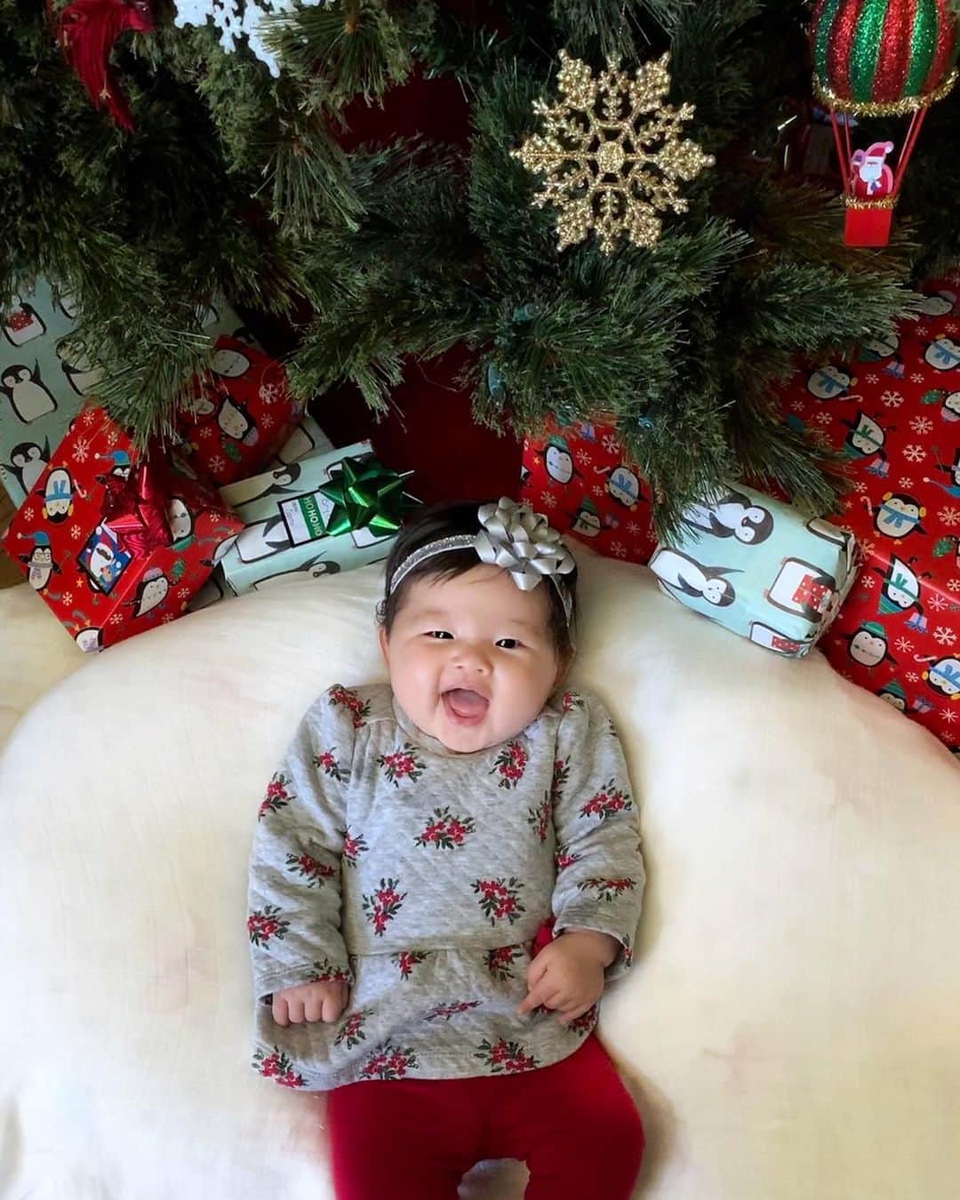 エリナ シルカのインスタグラム：「Baby’s First Christmas 🎄 * * * * * #merrychristmas #babysfirstchristmas #babygirl #babysmiles #babyfashion #メリークリスマス #クリスマスベビー #むすめこーで #ベビー服 #ベビーコーデ」