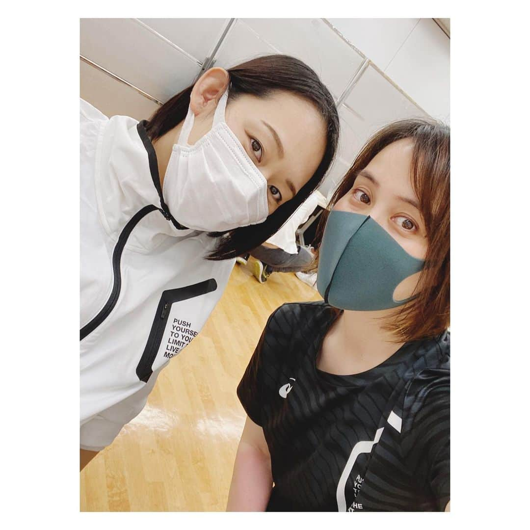 大山未希さんのインスタグラム写真 - (大山未希Instagram)「🏐  久しぶりに2人でバレーのお仕事。  最近ボール触ってなかったし楽しかったー☺️  バレー経験無しのおじさん達（笑）と  空き時間に遊びました！  その結果手の赤みがひきません、、、  #バレーボール #大山姉妹 #私と同じチームの人は元サッカー選手 ↓」12月26日 11時12分 - miki_oyama1003