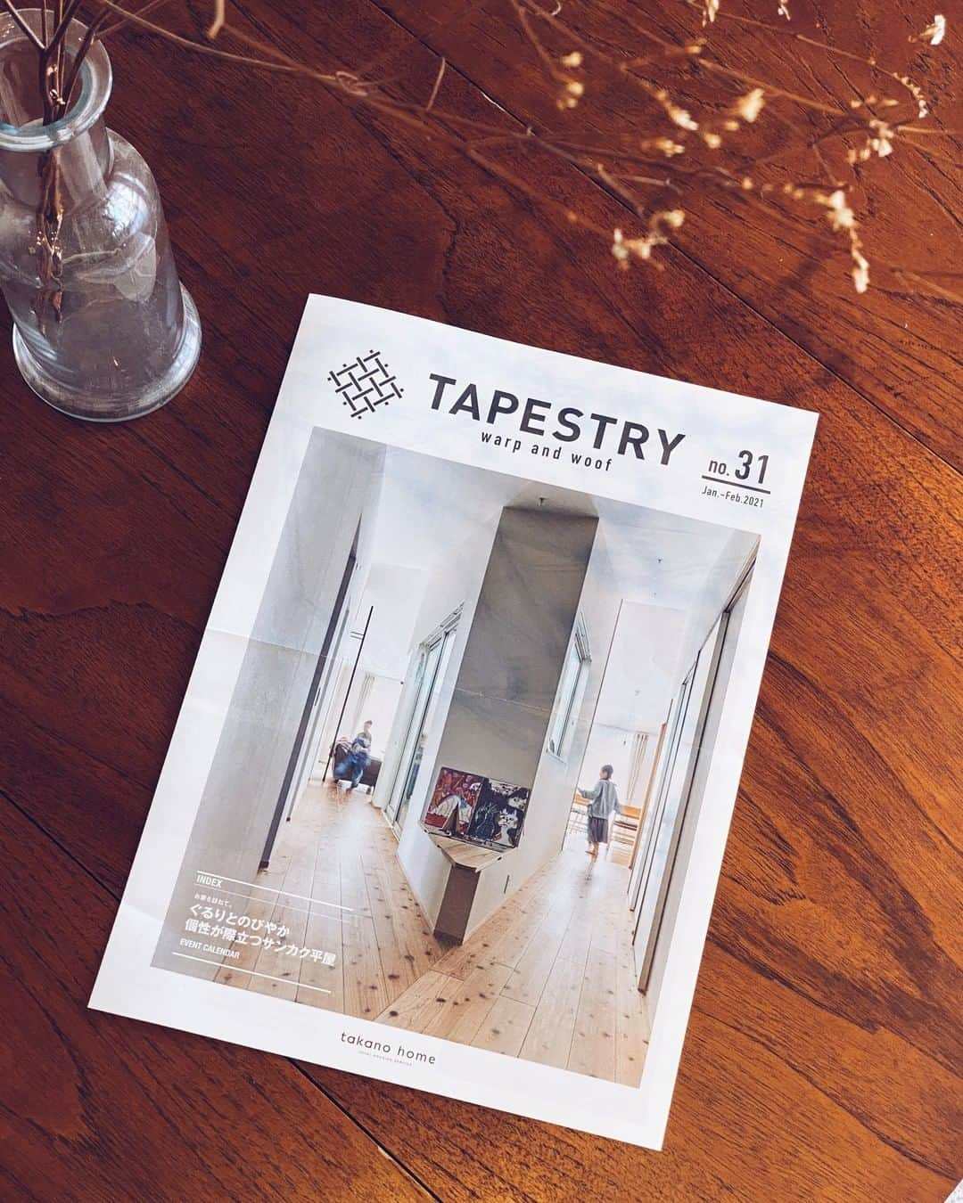 takanohomeさんのインスタグラム写真 - (takanohomeInstagram)「【TAPESTRY No31できました！】 お手元に、届き始めているころかと思います。 No31では、とってもユニークなカタチの 平屋のお住まいを訪ねました。 また、キャンプや薪ストーブの 火おこしに大活躍のおがくずのご案内も。  おがくずをおすそ分けいただいている 鷹野材木さんの潜入取材レポートページを プロフィールのリンクリストより アクセスしていただけますので、 こちらもぜひ！ -------------------------------------------- @takanohome --------------------------------------------  #タカノホーム #takanohome #福岡 #注文住宅 #リノベーション #リフォーム #不動産 #工務店 #家 #家づくり #住まい #建築 #デザイン #木の家 #暮らし #インテリア #lifestyle  #house #home #architecture #design #myhome #interior #住宅 #tapestry #tapestry31 #タペストリー #サンカク平屋」12月26日 11時14分 - takanohome