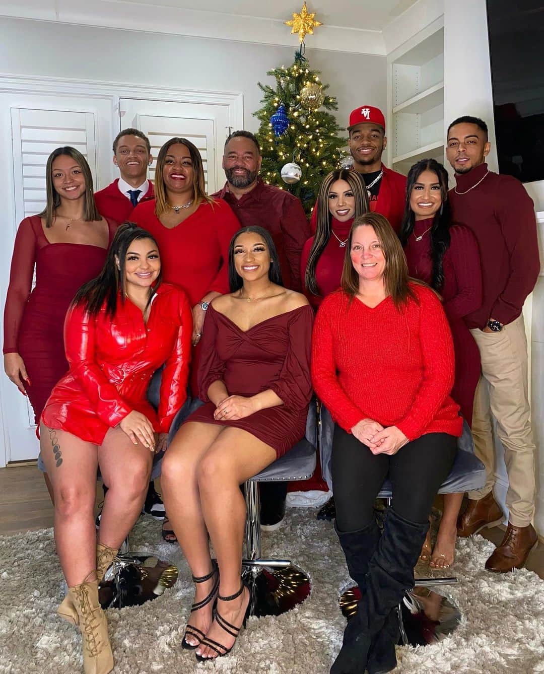 Brittany Rennerのインスタグラム：「Happy Holidays from the gang 🎄」