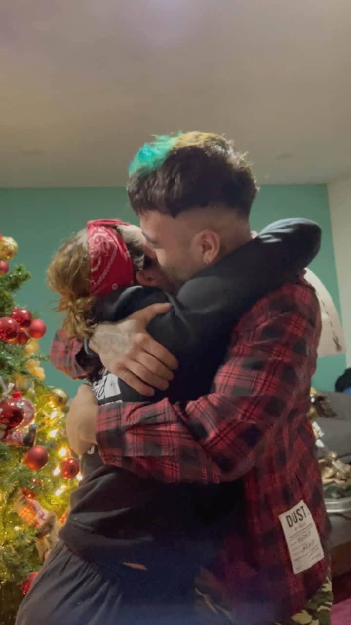 Sebastián Villalobosのインスタグラム：「Definitivamente una de las enseñanzas más grandes que recibí este año, es que los tiempos en familia, las experiencias y el poder compartir ideales juntos, vale mucho más que cualquier millón de dólares. Te amo mami, sé cuánto has soñado con conocer este lugar y a los que vamos a ir en este viaje juntos. No puedo esperar para volar contigo.」