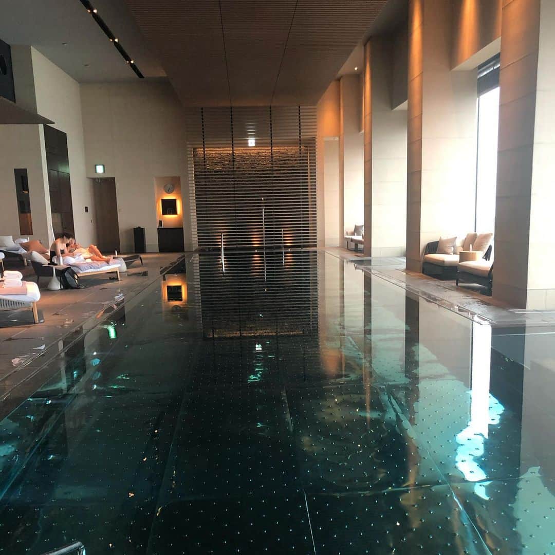宇佐美進典のインスタグラム：「東京のホテル巡り第二弾はフォーシーズンズホテル東京大手町。ここのプールは圧倒的リゾート感満載。東京に居ながらにして海外ホテルでのんびりしている気分に。ここが良いのはプールサイドで食事もできること。これが出来るのは東京だとここだけかも。ここもサウナはスチームのみ、水風呂なし、残念！　#フォーシーズンズホテル東京大手町 #東京のホテル巡り」