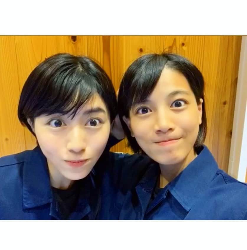 小池花瑠奈のインスタグラム：「📢お知らせ。 今年の年始に放送されたドラマ 「教場」 12月29日(火),30日(水) 21時より 再放送されます。  来年1月3,4日に放送される 「教場Ⅱ」 私たちが卒業した後の警察学校で どんなことが起こるのか とても楽しみです。  「教場」再放送を観て、今年の年始を思い返しながら… 来年の「教場Ⅱ」にワクワクしながら… 過ごす年末なんていかがでしょうか。  見逃してしまった方もこれを機に、是非！  現場で仲良くなった北原帆夏ちゃんと。 よく休憩中ふたりでお菓子ぽりぽり食べてました🕊 写真は撮影クランクアップの日だったかな… こう見ると髪伸びたなぁ。  #教場 #教場2 #木村拓哉 #フジテレビ #ドラマ」