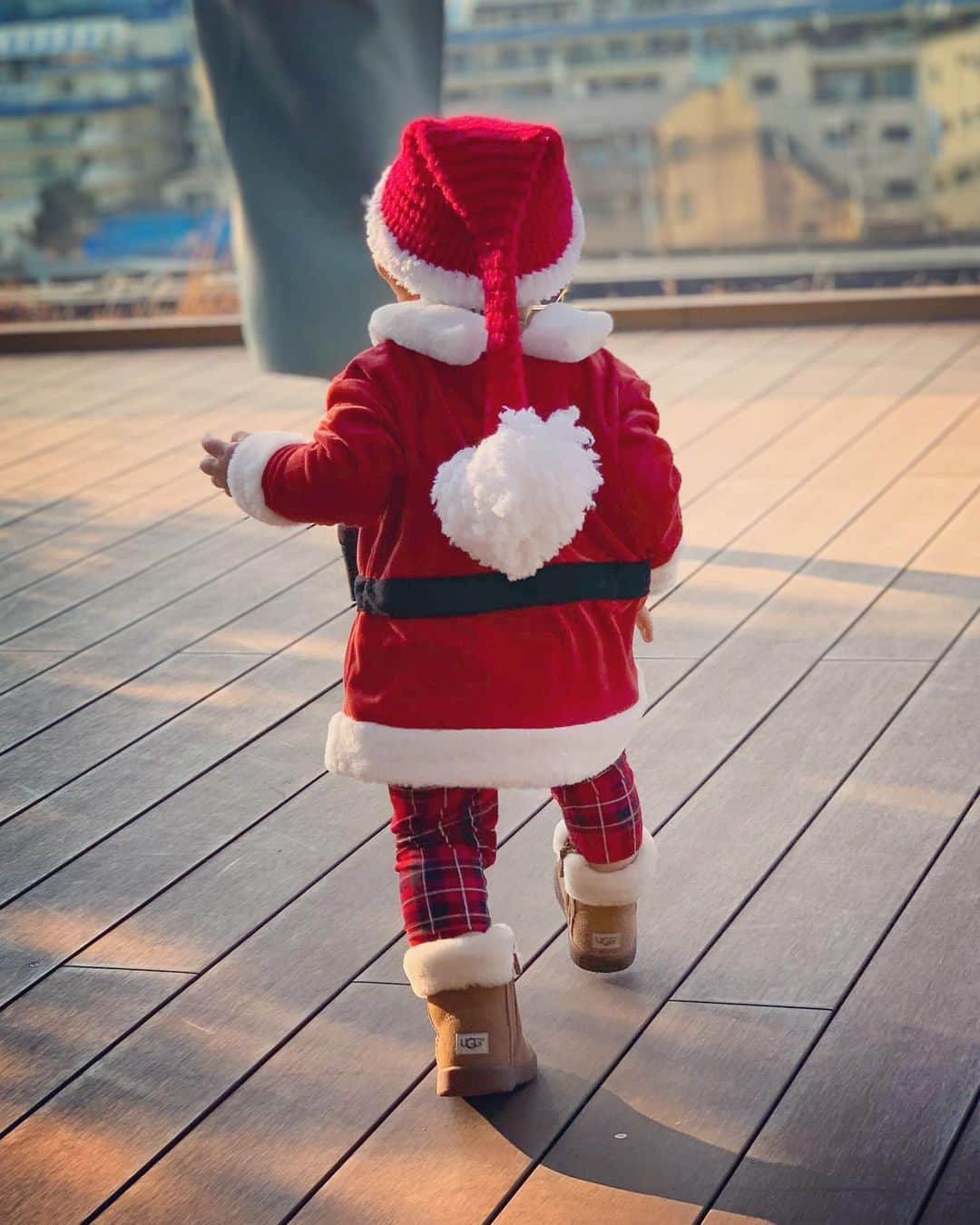 来夏のインスタグラム：「#🎅🏽 サンタさんは無事 みんなのもとへ ギフトを配り終えました..🎁な図💕🤣 ムービーはみんなが嬉しそうにギフトを受けとってるのを眺めているという設定😆 また来年も楽しみに待ってますよ〜❤️  #Christmas #xmas #santaclaus #santa #クリスマス #サンタ #1歳0ヶ月」