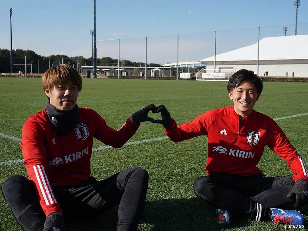 日本サッカー協会さんのインスタグラム写真 - (日本サッカー協会Instagram)「【2020.12.25 Training④📸】#U23日本代表 候補キャンプ4日目のオフショット。  練習後、#田中駿汰 選手（#北海道コンサドーレ札幌 ）と#中村帆高 選手（#FC東京）のツーショット。 ポーズをリクエストすると…ご覧のようになりました💡  #daihyo #JFA」12月26日 11時21分 - japanfootballassociation