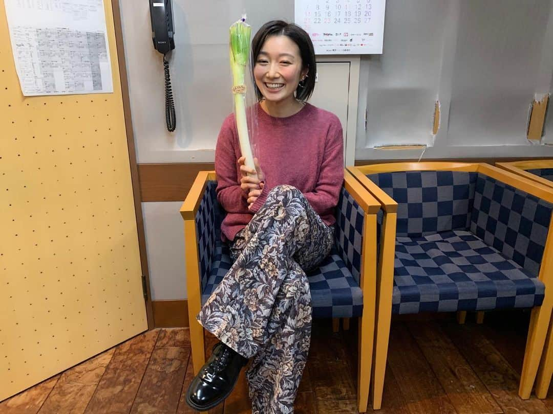 山本真由美さんのインスタグラム写真 - (山本真由美Instagram)「. . お葱！！ . .  simple styleの前に生放送している番組 @hapimoni ハピモニチームから、 おネギ！！🙌🏻お裾分け。 リスナーさんが育てたおネギだそぅ 👩‍🌾💚🤍🦆背負って帰りました💚 ｲ ﾀﾀ"ｷﾏｽ〜！！！🍲¨̮ 💭 #鳥取ちづ　#otonote #葱 #ねぎ　 #last #friday #thanks #2020  #radio #tokyofm #japan #らじお　 #simplestyle #オヒルノオト #東京fm  #christmas #radiko #audee #monochrome  #野菜 #農家 #vegetables #いただきます」12月26日 11時33分 - mayumi_yamamoto.official