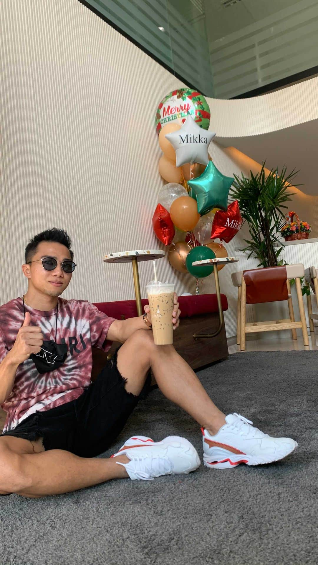 チャナティプ・ソングラシンのインスタグラム：「ชงเองกินเอง อร่อยสุดๆ ร้านอื่นก็อร่อยนะ แต่ร้านเรา อร่อยกว่า อย่าลืมมาอุดหนุนนะครับ @cafemikka_lumpinipark」