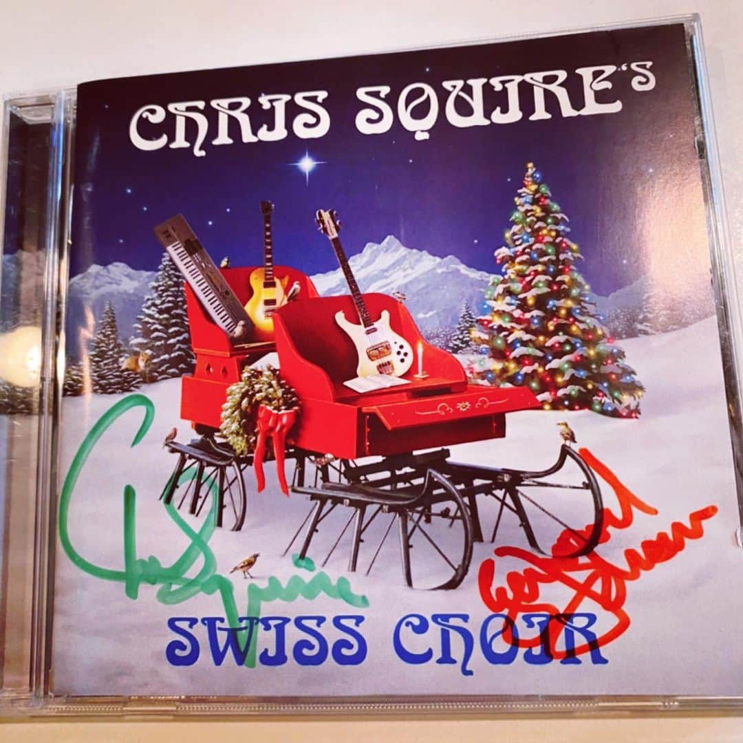 森純太さんのインスタグラム写真 - (森純太Instagram)「Chris Squire(YESのベーシスト、故クリススクワイヤー) がリリースしたクリスマスアルバム 『Chris Squire's Swiss Choir』(2007) を手に入れたので一日遅れたけど紹介。  内容は彼が少年時代、聖歌隊に所属していたと言うだけあって脱ロックな曲が多く、クリススクワイヤーが本気出したと言う意味も分かった。 最後にはいわゆるクリススクワイヤーサウンドもあって大満足。  しかもこれユーズドなんだけどクリススクワイヤー本人のサイン入り！！ 凄い！ スゲ〜！ 嬉しい！ CD知り合いからのプレゼントなんだよありがとう！  ベースプレイヤーとして昔から大好きなクリススクワイヤー(音がキレがメロディックさが凄い。)(コーラス&ボーカルも凄い。)が残してくれたYESのアルバム探求の旅も終わらない。  ーーーーーーーーーーーーーーーーーーーー  #ChrisSquire #クリススクワイヤー #YES #クリスマスアルバム #サイン入り #スゲー #岡山のかずや君 #ありがとう #これは貴重 #森純太  #cd #右側のサイン #ジェラルドジョンソン #gerardjohnson #プログレッシブロック  #プログレ #プログレッシャー」12月26日 11時42分 - juntamori