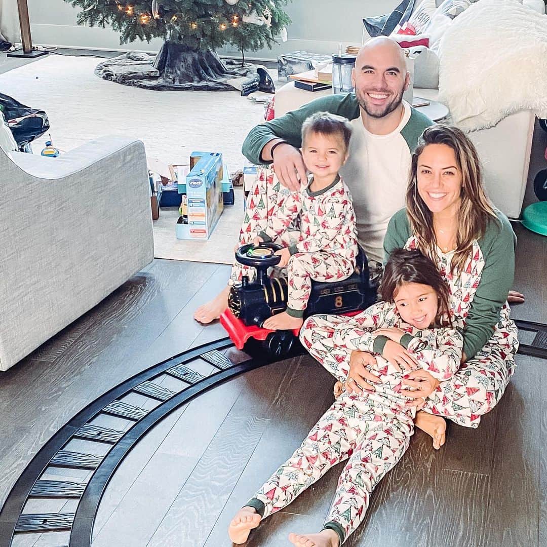 のインスタグラム：「Goodnight Christmas.  Feeling so blessed....so grateful and full of love because these 3 are the greatest gifts I could ever ask for.」