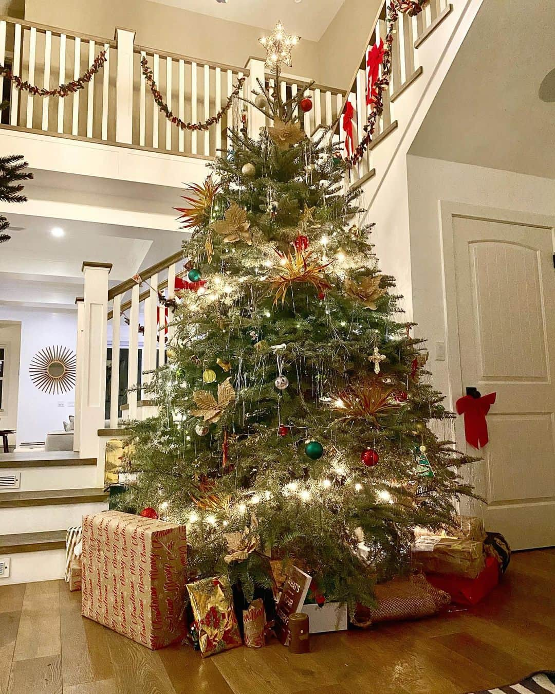 ボリス・コジョーさんのインスタグラム写真 - (ボリス・コジョーInstagram)「Grateful for our tree. He’s been through a lot, cut from his roots, dragged from his home, now full of ornaments in a water dish spreading holiday cheer. But we took him in, gave him love and attention, a place to stand, some lights. He’s ok.  Not sure how to tell him where he’s going from here. I guess that’s life. 🤷🏾‍♂️ #CrossThatBridge #OhTannenbaum #IdontWantToNeedleHim #GetIt? 🎄😂 #JustAnotherTreeStory #HappyHolidays #FroheWeihnachten」12月26日 11時43分 - boriskodjoe