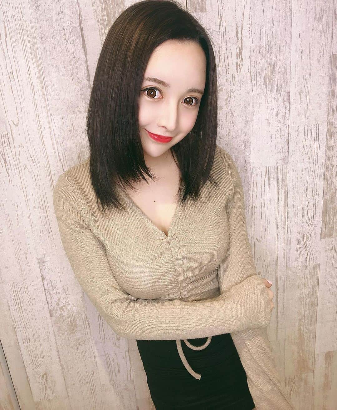 のインスタグラム：「イメチェンイェイ🥰✌️💕 こんなに髪色コロコロ変えてるのに ダメージ全然無くてサラサラに 仕上げて頂いて感謝です😚💗 ・ なんとなんと！ ティファニーのインスタを見たと 伝えて頂ければ30%オフにして 頂けることになりました😚💗 ・ ブリーチやアイロンで傷んで バリバリの髪の毛に悩んでる人は  ぜひ渋谷さんに(@shibuya_euphoria ) お会いしてみてください😍 ・ ・ ・ ・ ・ ・ #美容室#銀座美容室#髪質改善#髪質改善トリートメント#ブリーチ毛#サラサラヘアー#金髪#黒髪#トリートメント#サロンモデル#美髪計画#美髪ケア  #美髪#wカラー#髪色#髪#ヘアースタイル#ヘアーカラー#カラーモデル#セミロング#ヘアセット#スタイリング#ヘアサロン#hairstyle #haircolor#hairsalon#ginza#treatment#haircolour#followｍe」