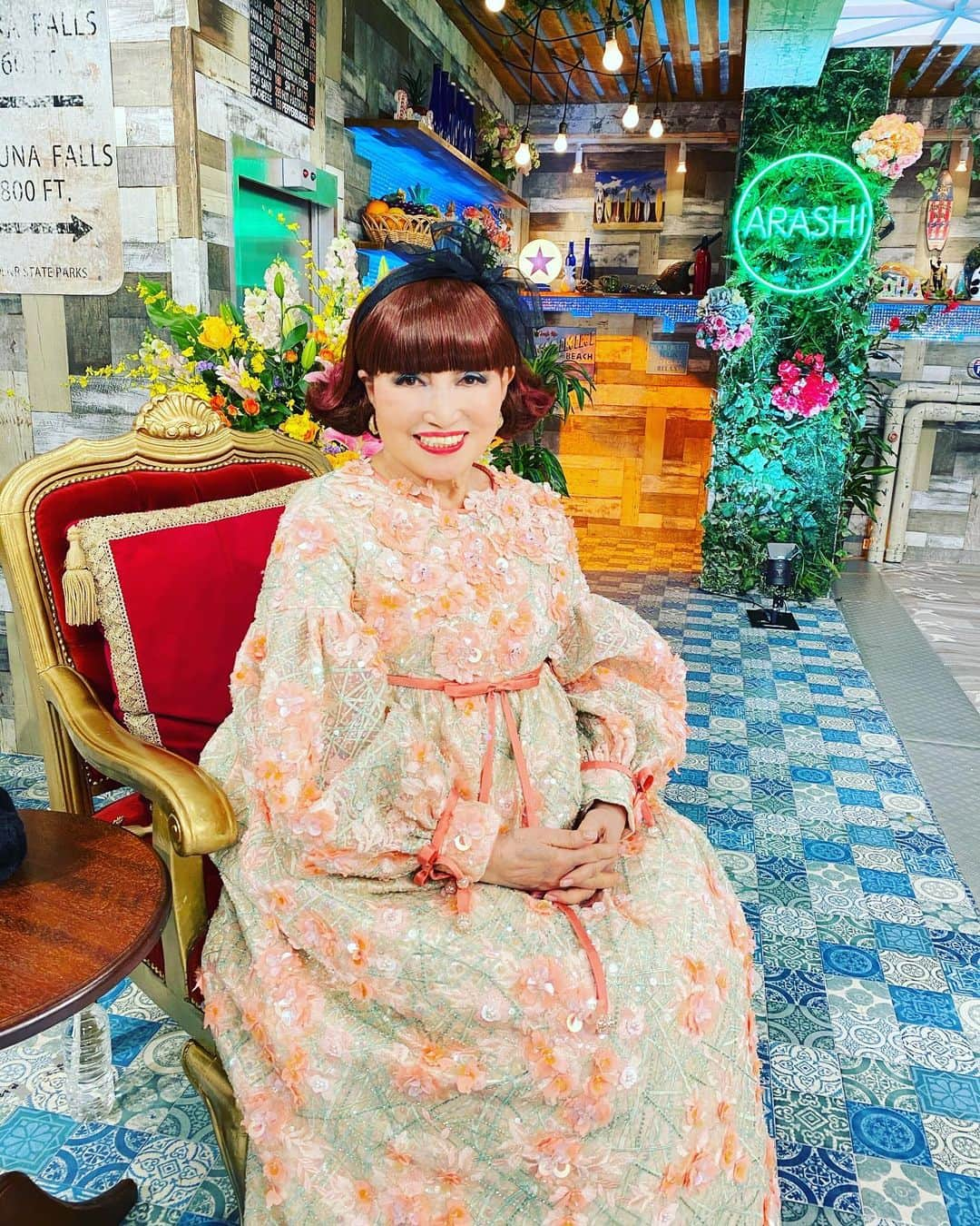 黒柳徹子さんのインスタグラム写真 - (黒柳徹子Instagram)「今日、19:00から『嵐にしやがれ』最終回に出演します。 嵐の5人に、私が聞いてみたかった事を、質問させていただきました。面白いと思います。 ドレスは、お花の糸刺繍にビーズとスパンコール、クリスタルなどで刺繍してます。 キラキラ カワイイ💕 ご覧ください。」12月26日 11時39分 - tetsukokuroyanagi