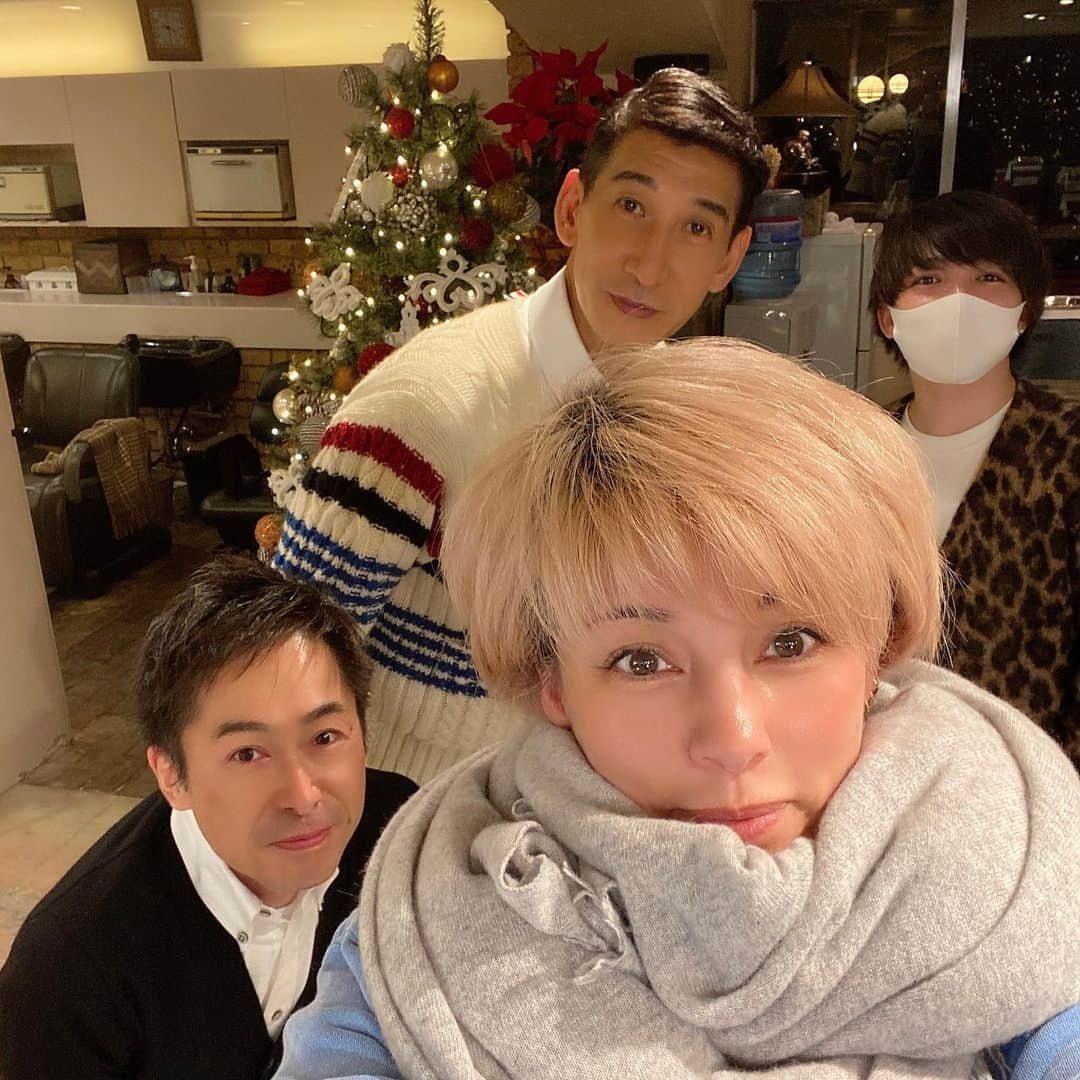 梅宮アンナさんのインスタグラム写真 - (梅宮アンナInstagram)「12月25日午後8時  @yesgeorgebeautysalon へ  年内最後の古川さんカット✂︎になりました💕  冬は少し長めのカットにしてあります✨✨😊  カットが終わったら、自宅へ直行💨🚗💨  #紀尾井町#美容院 #レザーバサミ＃古川さんカット#クリスマスは静かに過ごしたい派」12月26日 11時43分 - annaumemiya