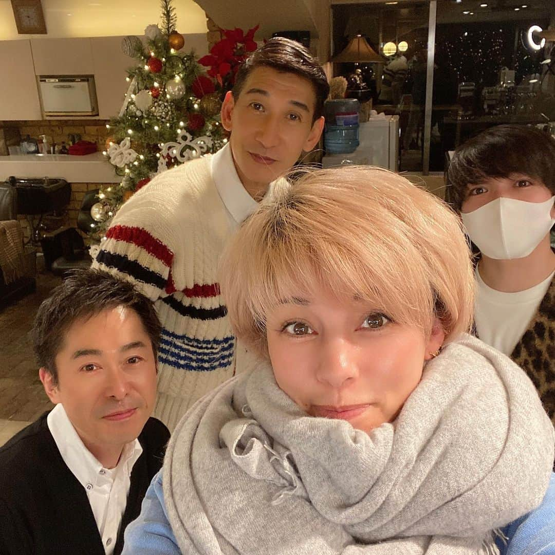 梅宮アンナさんのインスタグラム写真 - (梅宮アンナInstagram)「12月25日午後8時  @yesgeorgebeautysalon へ  年内最後の古川さんカット✂︎になりました💕  冬は少し長めのカットにしてあります✨✨😊  カットが終わったら、自宅へ直行💨🚗💨  #紀尾井町#美容院 #レザーバサミ＃古川さんカット#クリスマスは静かに過ごしたい派」12月26日 11時43分 - annaumemiya