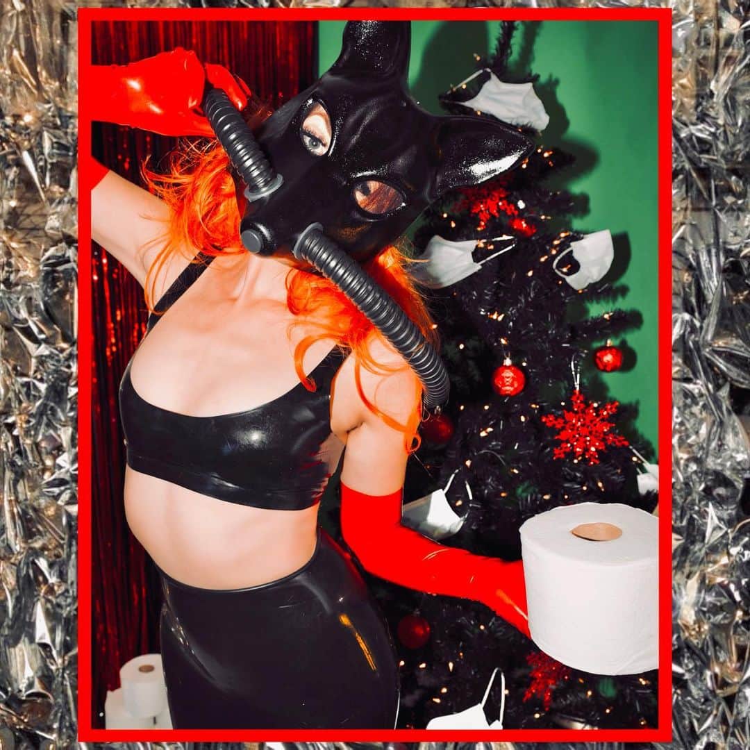 ボニー・マッキーのインスタグラム：「2020! 🎄👹🎅🏽」