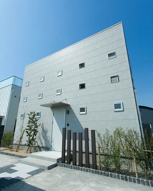 西本ハウスのインスタグラム：「🎈 【外観特集】  ZERO-CUBE KAI -ACT2 CUSTOM-  【モデルハウス見学予約受付中🏠】 土日祝はもちろん平日でも色々なスタイルのモデルハウスをご見学いただけます😊🎈  場所:安佐南区山本新町（春日野）  イベント情報はこちら▼ @nishimoto_house ⇧プロフィールのURLよりご覧いただけます👀  🎍年末年始休業のお知らせ🎍 誠に勝手ながら、12/28(月)〜1/6(水)まで休業とさせていただきます。尚、休業期間中に頂きましたお問合せにつきましては、1/7(木)より順次対応させて頂きますので、何卒ご了承の程、よろしくお願い申し上げます。  #西本ハウス #広島県 #工務店 #ZEROCUBE #ゼロキューブ #グッドデザイン賞 #1000万円からはじめる家づくり #子育て世代の家  #子育て世代の家づくり #デザイン住宅  #デザイナーズ住宅 #新築一戸建て #マイホーム #新築マイホーム #注文住宅 #規格住宅 #家づくり #暮らしを楽しむ #セミオーダー住宅 #セミオーダー #セミオーダーハウス #広島建売 #建売 #分譲住宅 #分譲中 #広島分譲住宅」