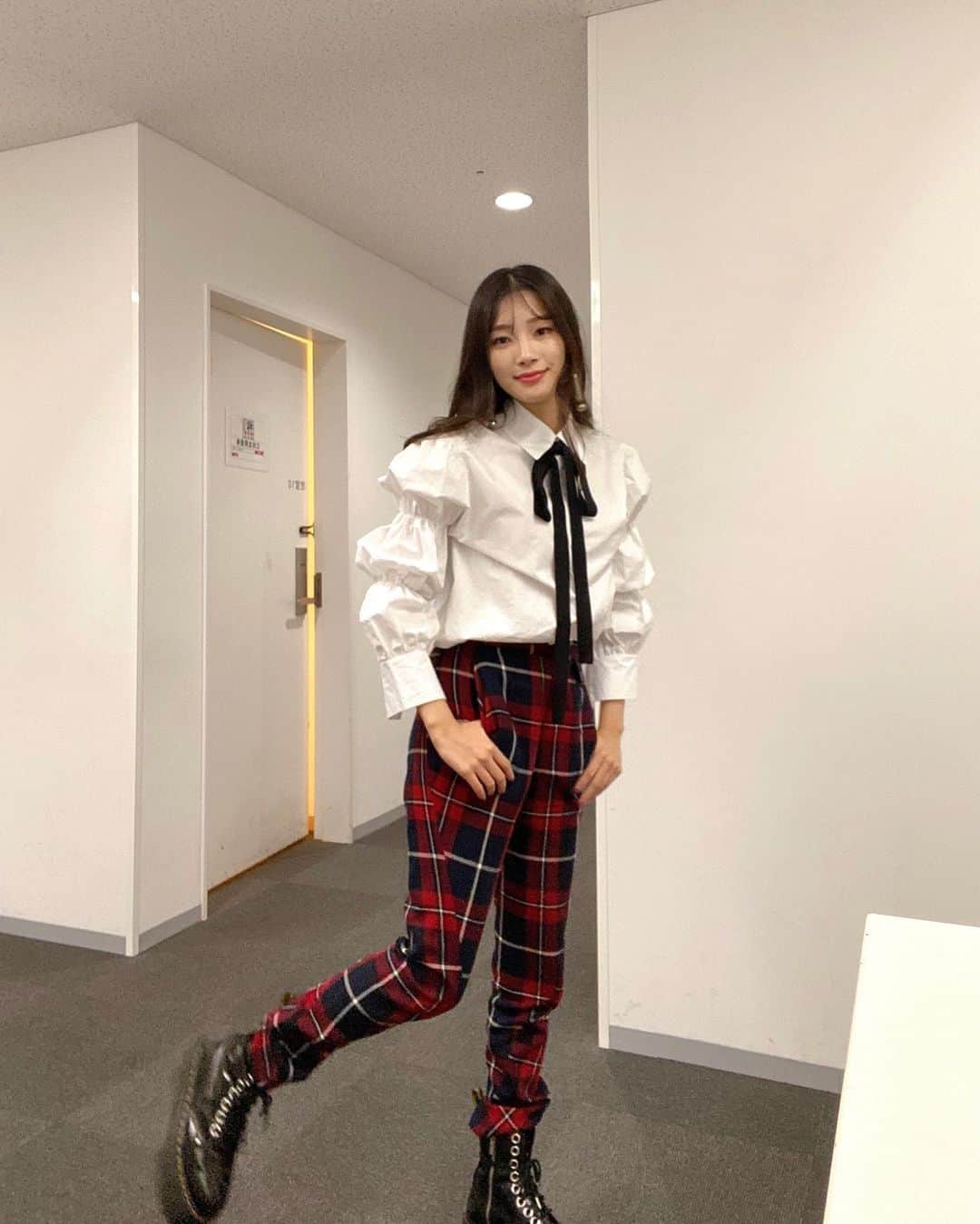 江田友莉亜のインスタグラム：「年内最後の旅サラダ @tabisalad  フランスの旅をお届けしました🇫🇷✈︎  スタジオの衣装は フランスで着ていたジャケットと同じパンツ セットアップだったのです🪐 @viviennewestwood   来年は海外に行けるといいな~」