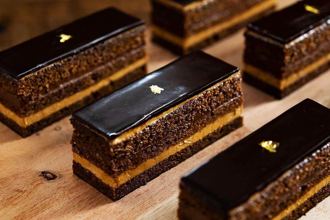 チョコレートカカオのインスタグラム：「How to make "Opera" The king of chocolate cakes  チョコレートケーキの王様「ガトー・オペラ」の作り方 How to make Opera Chocolate cake  YouTube https://youtu.be/hAcjAR4y38s  #Youtube #asmrfood #foodie #instafood #dessertporn #yummy #recipe #chocolate #tasty #dessert #チョコレート #chocoholic #recette #cake #cakedecorating #cakedesign #cakeart #オペラ #opera #chocolatecake #coffee #cafe #operacake #buttercream #オペラケーキ #お菓子作り #チョコレートケーキ #ケーキ作り #コーヒー」