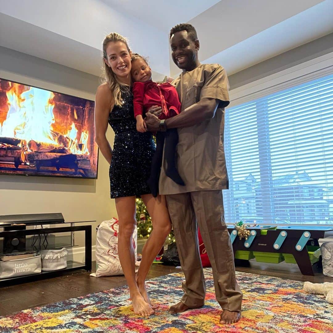 メリッサ・ビショップのインスタグラム：「How many pictures can you get with a toddler? We did this in 3 minutes 👍🏼 just keep pressing the shutter button, one will turn out. Merry Christmas everyone! ⠀⠀⠀⠀⠀⠀⠀⠀⠀⠀⠀⠀ And sparkles ‘cuz 2020 friggen needs it.  ⠀⠀⠀⠀⠀⠀⠀⠀⠀⠀⠀⠀ #covidchristmas #merrychristmas #myfamily」