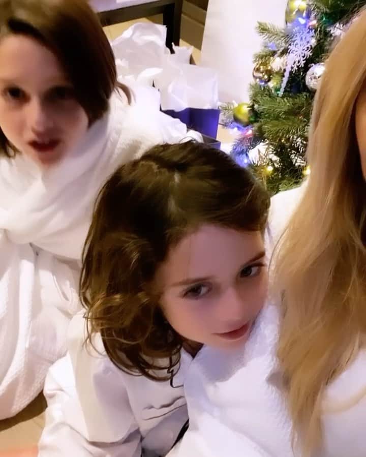 レイチェル・ゾーのインスタグラム：「Wishing you all a very very #Merrychristmas ..this is the best we could do this year as our @rbermanus fell asleep 😴 We want to thank our real #heroes , the frontline and essential workers who are not with their families today tirelessly fighting this seemingly endless pandemic. 🙏🏻May we all be reunited next year with all of our loved ones once again. #thankful #gratitude #christmas ❤️💚🎄」