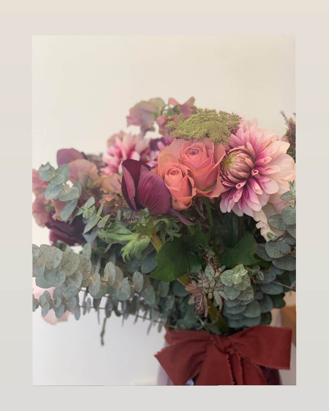 のインスタグラム：「誕生日メッセージ ありがとうございました🎄✨✨  沢山のお花もいただいて 幸せな香りでいっぱいです。」