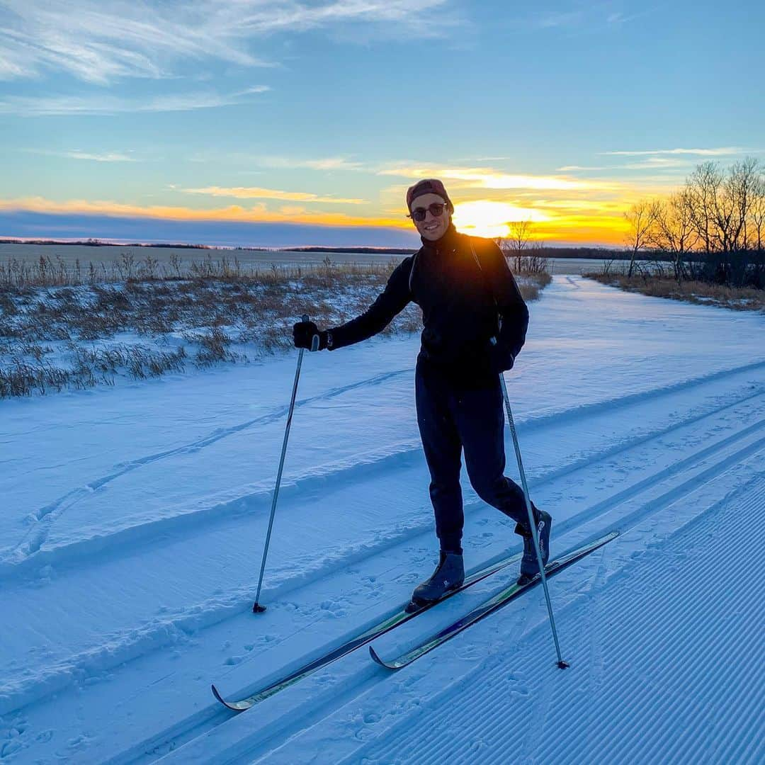 アンドリュー・ポジェさんのインスタグラム写真 - (アンドリュー・ポジェInstagram)「Filled with gratitude, holiday cheer, and dessert! 🎄🎅  Perfect weather to have a go on these skis and burn off those holiday cookies (to make room for more 😜)  Wishing everyone a safe and happy holiday season.   #merrychristmas  #happyholidays  #crosscountryskiing」12月26日 11時59分 - apoje