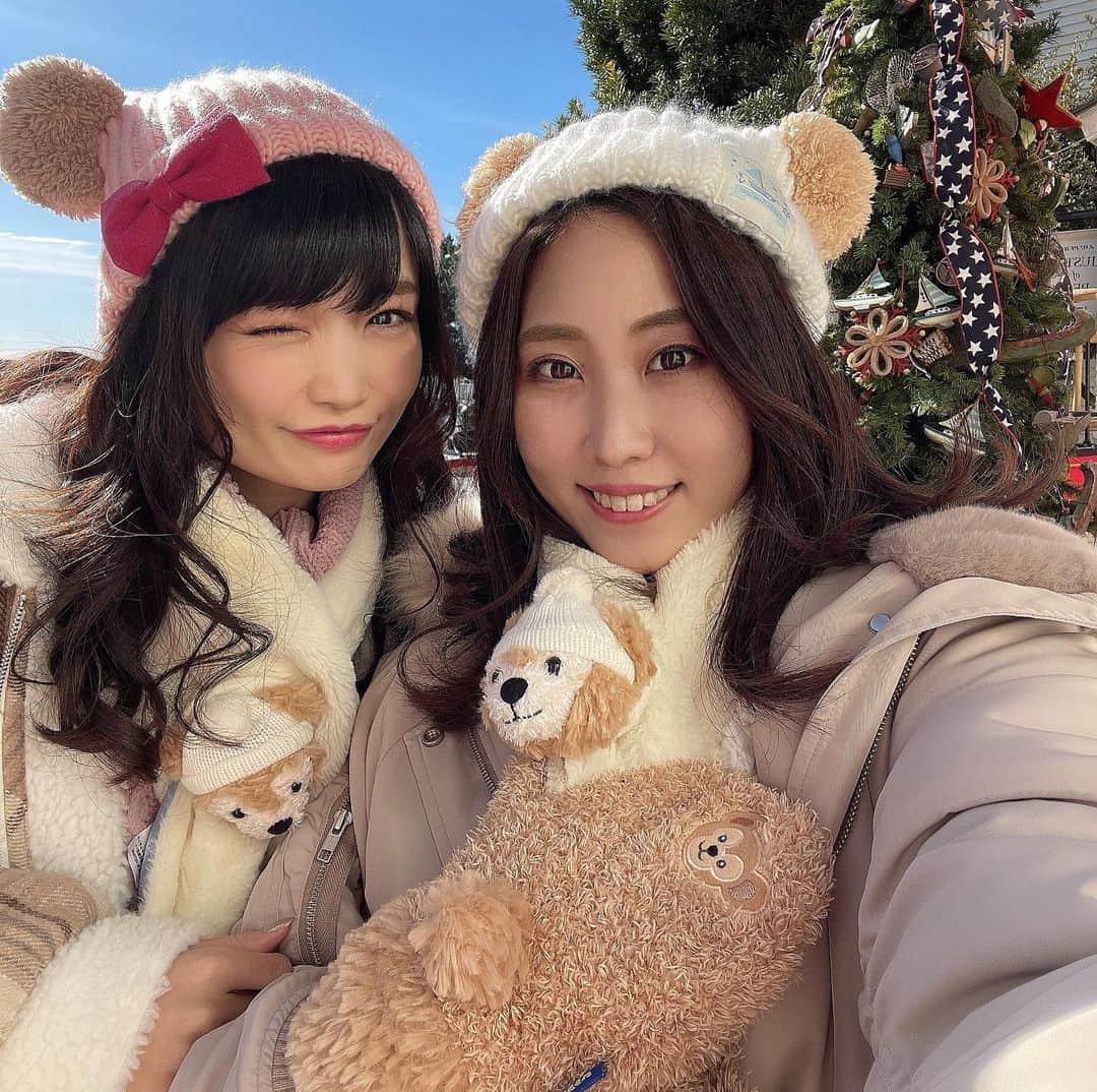 ルナさんのインスタグラム写真 - (ルナInstagram)「ᴛᴏᴋʏᴏ ᴅɪsɴᴇʏ sᴇᴀ 🐭 ﻿ ここ可愛くて毎年クリスマス時期は 写真撮ってる気がする♥️  シーは寒くて基本ずっと屋内にいた😌 年明けも早々に行くから防寒対策 しっかりしていこーっと😊  ﻿ ＊﻿ ＊﻿ ＊﻿ ﻿ #東京ディズニーシー #ディズニーシー #ディズニークリスマス #ダッフィーコーデ #ダッフィーグッズ #ダッフィーバウンド #ディズニーバウンド #るなディズニー #アメリカンウォーターフロント #ダッフィー #シェリーメイ #ダフメイコーデ #ダフメイ #映えスポット #ディズニー旅行 #お泊りディズニー #tokyodisneysea #disneysea #duffy #duffybound #duffycode #disneybound #disneycode #disneychristmas #disneyphoto #disneylove #disneyparks #disneyinsta」12月26日 11時59分 - runakumaa