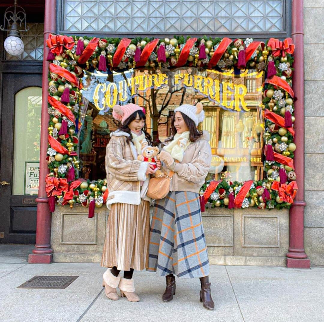 ルナさんのインスタグラム写真 - (ルナInstagram)「ᴛᴏᴋʏᴏ ᴅɪsɴᴇʏ sᴇᴀ 🐭 ﻿ ここ可愛くて毎年クリスマス時期は 写真撮ってる気がする♥️  シーは寒くて基本ずっと屋内にいた😌 年明けも早々に行くから防寒対策 しっかりしていこーっと😊  ﻿ ＊﻿ ＊﻿ ＊﻿ ﻿ #東京ディズニーシー #ディズニーシー #ディズニークリスマス #ダッフィーコーデ #ダッフィーグッズ #ダッフィーバウンド #ディズニーバウンド #るなディズニー #アメリカンウォーターフロント #ダッフィー #シェリーメイ #ダフメイコーデ #ダフメイ #映えスポット #ディズニー旅行 #お泊りディズニー #tokyodisneysea #disneysea #duffy #duffybound #duffycode #disneybound #disneycode #disneychristmas #disneyphoto #disneylove #disneyparks #disneyinsta」12月26日 11時59分 - runakumaa