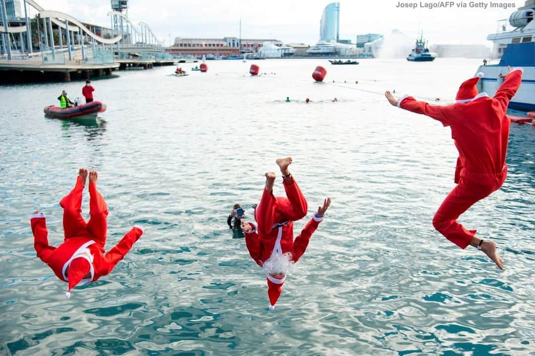 ABC Newsさんのインスタグラム写真 - (ABC NewsInstagram)「Participants in Santa Claus outfits leap into the water during the 111th Christmas Cup swimming race in Barcelona. #santaclaus #barcelona #copanodal #christmas」12月26日 12時00分 - abcnews