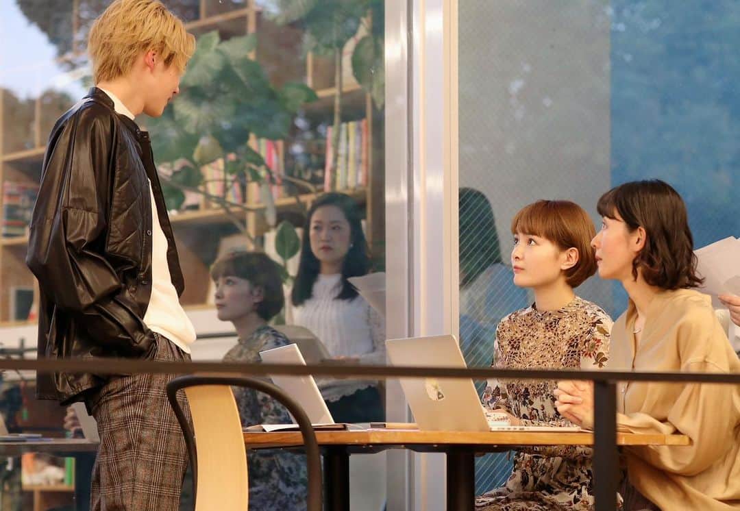 「年の差婚」ドラマイズム【公式】のインスタグラム：「.  ／ ドラマ #年の差婚 💗 ちょっと嬉しいNews📮✨ ＼  なんと第1話が放送後の1週間で 見逃し配信117万再生突破👏👏✨  嬉しすぎる快挙...🥺🥺💗 皆様ありがとうございます❕  まだ1・2話視聴できます❣️ 是非こちらから❄️😉☟ https://tver.jp/corner/f0064044  #葵わかな #竹財輝之助 #吉野北人 #河井青葉 #写真は第3話より😘」