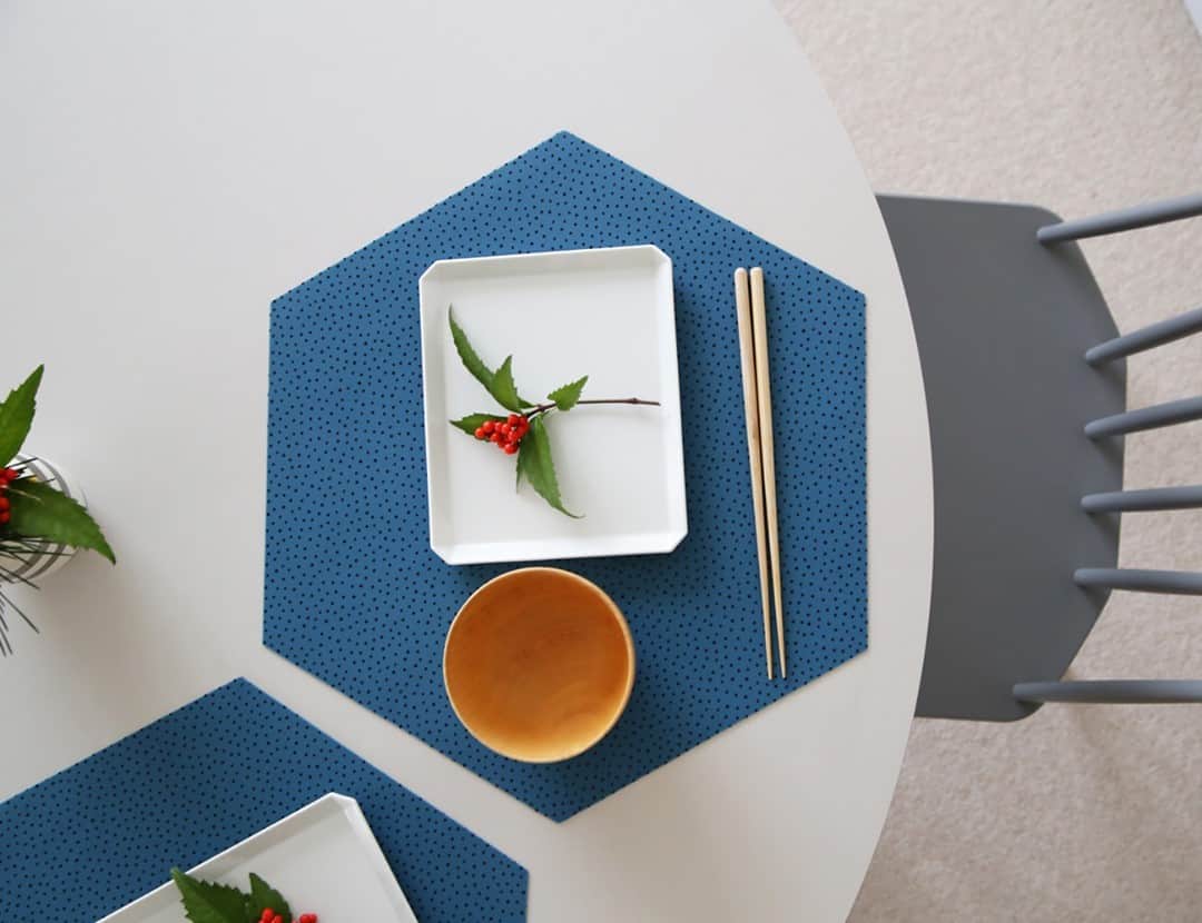 KOZLIFEさんのインスタグラム写真 - (KOZLIFEInstagram)「お正月の準備、進んでますか？ 今年はお家でゆっくりTVを見ながら 過ごそうと思います。 食卓はお正月モードにしようと計画中♪  -登場したアイテム- BY MAY(バイメイ)/シリコーンプレイスマット -ブルー-  ◎商品は当店トップページのバナーorプロフィールのURLからどうぞ。 ▶︎ @kozlife_tokyo  #KOZLIFE #japan #LoveFoodLoveLife#Interior #instahome #instagood#instajapan #bymay #暮らし #北欧インテリア #朝ごはん #お正月準備 #北欧雑貨 #インテリア #丁寧な暮らし #シンプルライフ #暮らしを楽しむ #おうち時間 #バイメイ #ランチョンマット #お節料理」12月26日 12時00分 - kozlife_tokyo