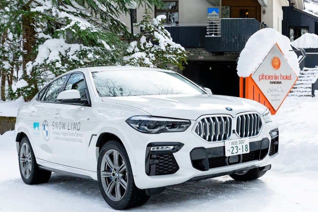 BMW Japanさんのインスタグラム写真 - (BMW JapanInstagram)「BMW X5の送迎で、スノーシーズンの旅に駆けぬける歓びを。SNSだけの宿泊20％割引キャンペーンも実施中。  今年のスノーシーズン、BMWは白馬ホテルグループとコラボレーションし、白馬ホテルグランドクラス貸別荘宿泊のお客様に、BMW X5でのJR長野駅から貸別荘までの往復送迎サービスをご提供しています。  長野から白馬間の移動も、エキサイティングな旅の時間としてお愉しみください。  【宿泊20％割引キャンペーン実施中】 この投稿をご覧の皆さまを対象に、3月末日まで全ての白馬ホテルの宿泊を20％割引でご提供します。 宿泊をお申し込みの際に、「BMWsnowlimo」の割引コードをご入力ください。  「白馬ホテルグループ」のWebサイトからお申し込みいただけます。  #liveuphakuba #hakubahotelgroup #長野 #白馬村 #リゾート #THEX5 #BMW #BMWJapan #駆けぬける歓び」12月26日 12時00分 - bmwjapan