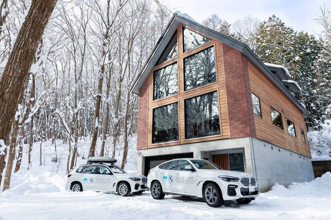 BMW Japanさんのインスタグラム写真 - (BMW JapanInstagram)「BMW X5の送迎で、スノーシーズンの旅に駆けぬける歓びを。SNSだけの宿泊20％割引キャンペーンも実施中。  今年のスノーシーズン、BMWは白馬ホテルグループとコラボレーションし、白馬ホテルグランドクラス貸別荘宿泊のお客様に、BMW X5でのJR長野駅から貸別荘までの往復送迎サービスをご提供しています。  長野から白馬間の移動も、エキサイティングな旅の時間としてお愉しみください。  【宿泊20％割引キャンペーン実施中】 この投稿をご覧の皆さまを対象に、3月末日まで全ての白馬ホテルの宿泊を20％割引でご提供します。 宿泊をお申し込みの際に、「BMWsnowlimo」の割引コードをご入力ください。  「白馬ホテルグループ」のWebサイトからお申し込みいただけます。  #liveuphakuba #hakubahotelgroup #長野 #白馬村 #リゾート #THEX5 #BMW #BMWJapan #駆けぬける歓び」12月26日 12時00分 - bmwjapan