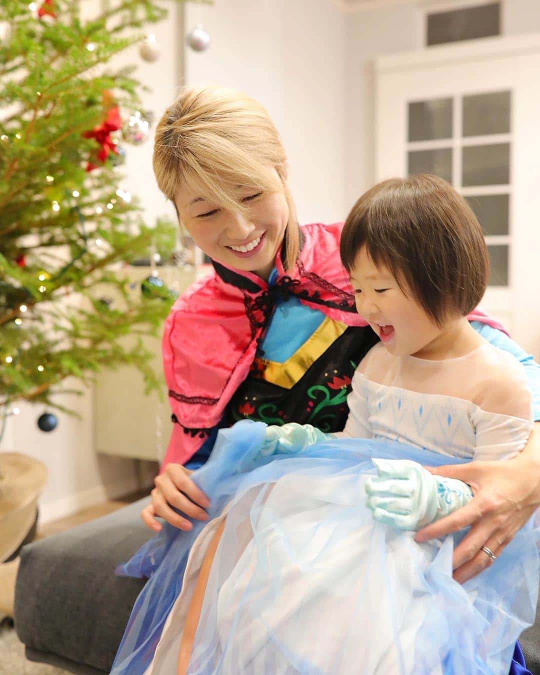 吉田ちかのインスタグラム：「Wait was yesterday Christmas or Halloween? lol ﻿ ﻿ Santa got us some lovely costumes to play with! Guess he’s been watching us act out the “Do You Wanna Build a Snowman” scene over and over again!  He really is watching!! ﻿ ﻿ Pudding loved her Elsa dress, but she ended up playing Ana and Daddy ended up playing Elsa. I got all dressed up and didn’t even get a part! lol﻿ ﻿ Hope you all had a lovely Christmas🎄 Omg less than a week till the new year! Time for the end of the year cleaning!﻿ ﻿ 昨日ってクリスマスでした？それともまたハロウィン？🤣﻿ ﻿ サンタさんから素敵なコスチュームのプレゼントが届きました！「雪だるま作ろう」のシーンを毎日何回も再現してるのを見ててくれてたみたいです！サンタさんは本当に見てるよ！﻿ ﻿ プリンはエルサのドレスがお気に入りでずっと着てましたが、再現するとなったら自分はアナで、ダディーがエルサ🤣私はこんな格好してるのに役をもらえず😓笑﻿ ﻿ 新年まで1週間切りましたね💦これから年末の大掃除！﻿」