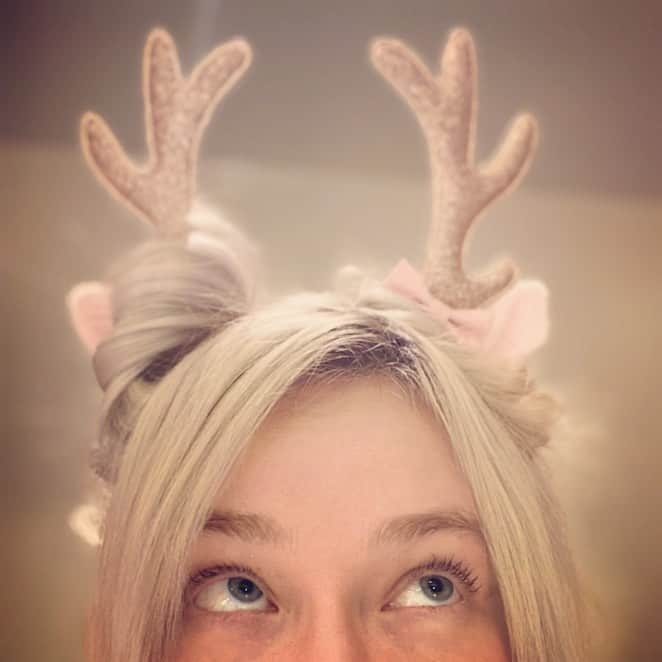 サイモンとマルティナのインスタグラム：「🎄 Merry Christmas and Happy Holidays 🎄 Soon I’ll be retiring my golden reindeer antlers until next Christmas, but I’ll keep striving to bring cheer to others, even if it’s via something simple like a quirky hairband or a colourful backpack.」