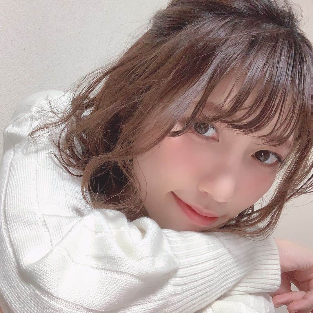 板野優花さんのインスタグラム写真 - (板野優花Instagram)「昨日ストーリーにも上げたけど 最近では“新古車”って言わなくなったって知ってましたか？🧐✨ 私はバリバリ“新古車”と使っていた人なので “未使用車”と言い方が変わっていたのは 今回、寺田商事さんを訪れて初めて知りました😳 ・ そして、今回はその名前が変わった 理由が分かる回になってます🚗✨ ぜひチェックしてね🙆‍♀️💓 ・ ゆーろのペーパードライバー感も垣間見れるよ😂 ・ 目指せ！年内にチャンネル登録者数1,000人✨ YouTubeで｢あんけんガールズ｣を ぜひぜひチェックーーーー☑️ Instagram→ @anken.girls  ・ コメントもいつもチェックしてるから 名指しのコメントとかあったら すっごく嬉しいですっ😍✨ ・ #寺田商事 様 #未使用車 #未使用車専門店  #案件募集 #あんけんガールズ  #イベントMC #mc #タレント #関西モデル  #カメラマンさんと繋がりたい #写真撮ってる人と繋がりたい  #アシスタントmc #撮影会モデル #撮影依頼募集中  #モデル依頼受付中 #サロンモデル #関西サロンモデル #ポートレートしま専科 #ポートレートモデル #秋コーデ #おしゃれさんと繋がりたい #portraitmodel #撮影会情報 #関西モデル #youtuber #japanesegirl」12月26日 11時56分 - yuka_itano