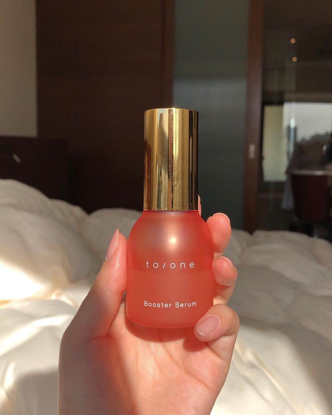 三好あんなのインスタグラム：「. . 使用してみてすっかり虜になってしまった @toonecosmetics のブースターセラム✨✨💆🏻‍♀️ . . @cosmekitchen の「2021 Lucky Bag ¥7,700(税込)」の中には約¥15,000相当のアイテムが入っているそうなのですが、このブースターも含まれていると知り お得すぎて即予約しました😭🤍 . #cosmekitchen #toonecosmetics  #boosterserum」