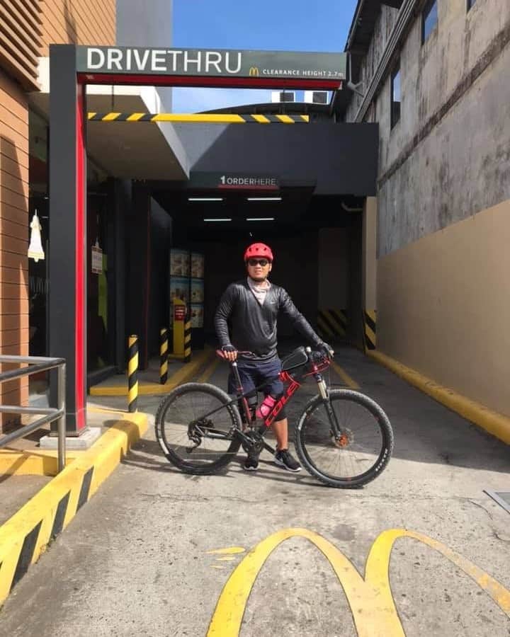 McDonald's Philippinesのインスタグラム：「More time for yourself this holiday season? Edi mag-Ride-Thru na and enjoy your McDonald’s favorites!   Don’t forget to share your #McDoRideThru stories by posting your photos and tagging McDo.   Photos by Jay Jones D. Garlejo from Facebook」